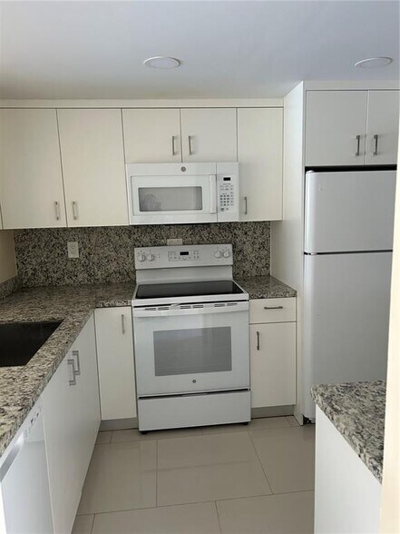 Building Photo - 7910 Colony Cir N