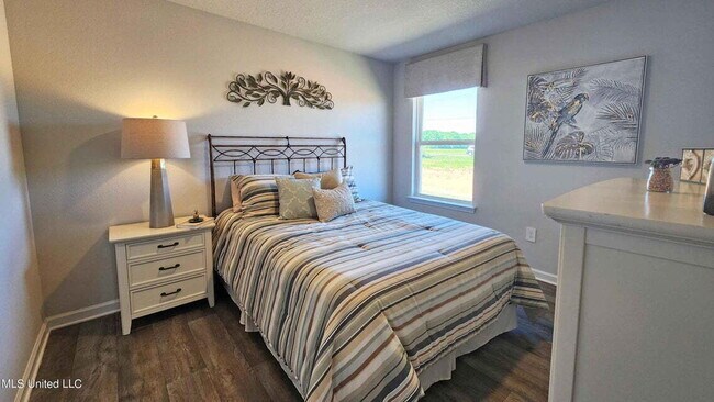 Building Photo - "Charming 3-Bedroom Home with 2 Full Baths...