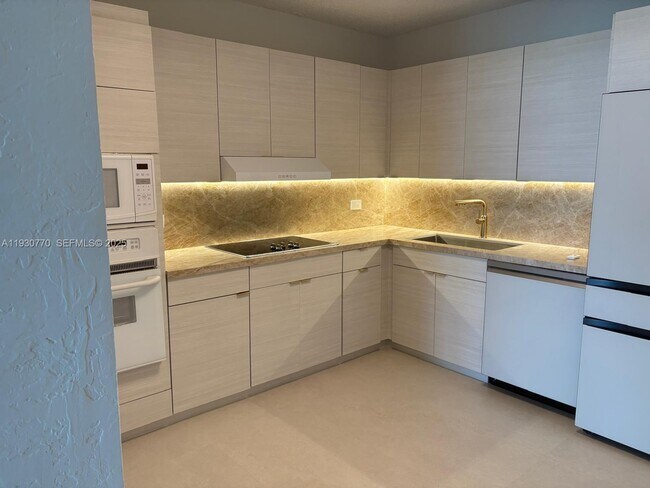 Building Photo - 8855 Collins Ave