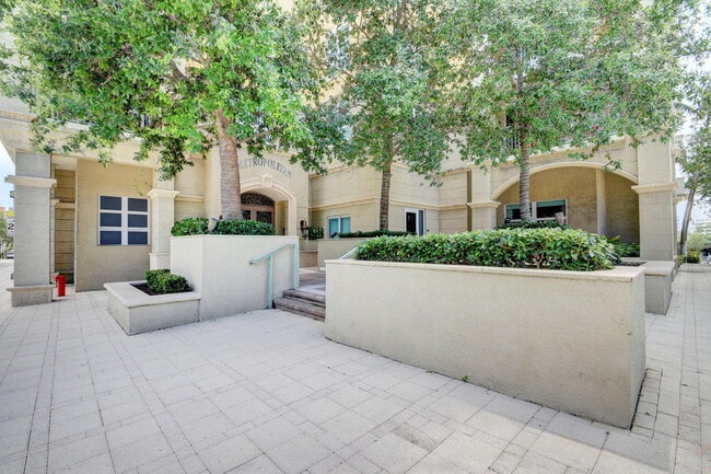 Building Photo - 403 S Sapodilla Ave