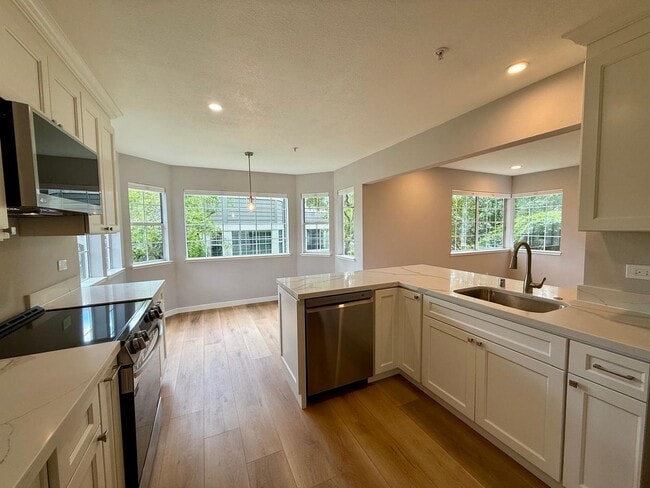 Building Photo - REMODELED FOUR BEDROOM / THREE BATH TOWNHOUSE IN COURTYARD AT PATRIDGE KNOLLS
