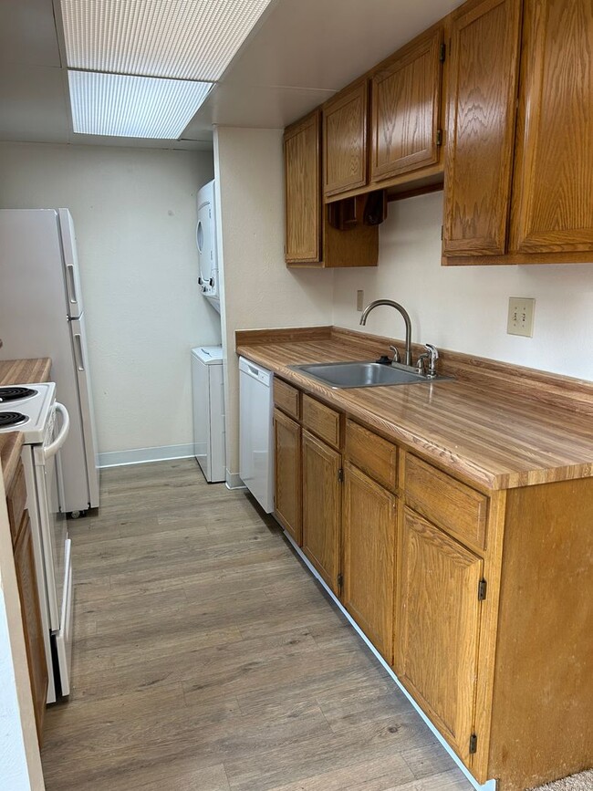 Building Photo - 1 Bedroom 1 Bath Townhome With Detached Ga...