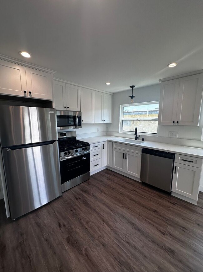 Building Photo - 611 Silver Strand Blvd