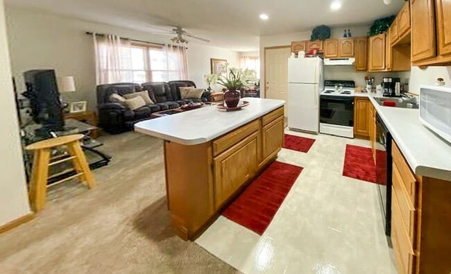 Building Photo - Sublease - 3 Bedroom Duplex Available Nove...