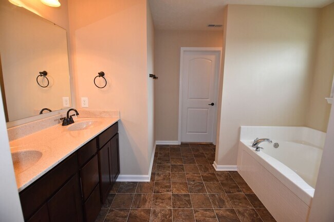 Building Photo - New Palestine 4 Bedroom Home