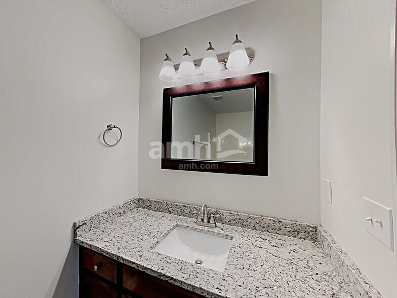 Building Photo - 1721 N Cove