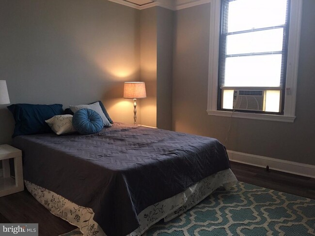 Building Photo - 2031 Locust St