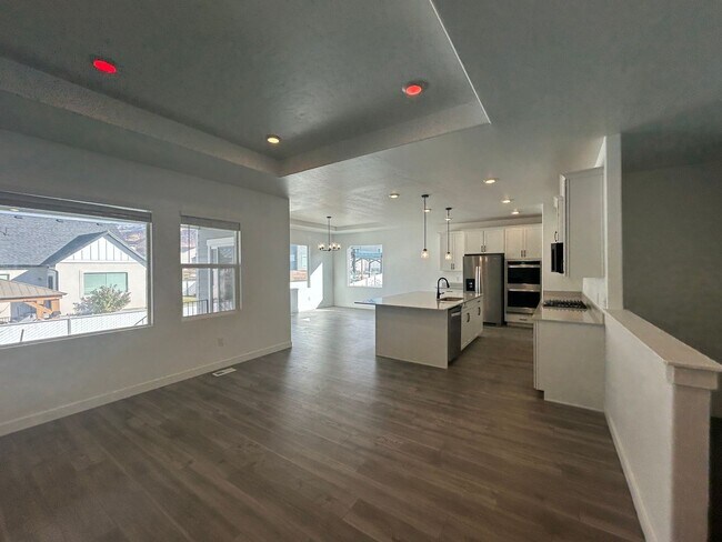 Building Photo - 284 W Saddlebrook Dr