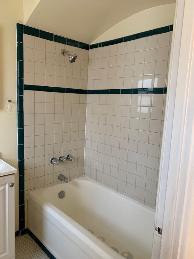 Building Photo - Spacious 1 bedroom
