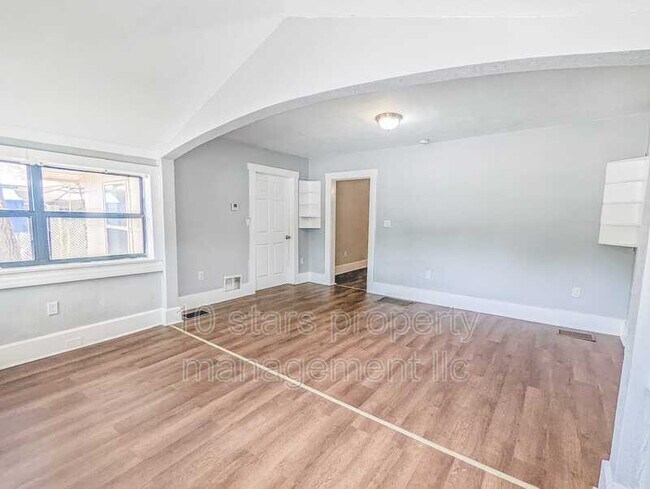 Building Photo - 2705 4th St S