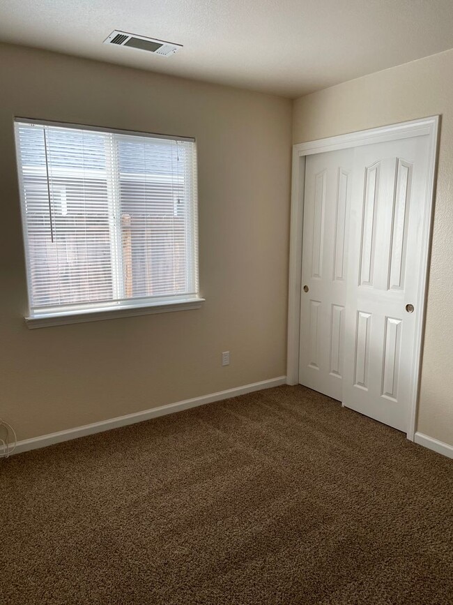 Building Photo - 4 BED 2 BATH LOCATED IN THE RAVENWOOD SUBDIVISION