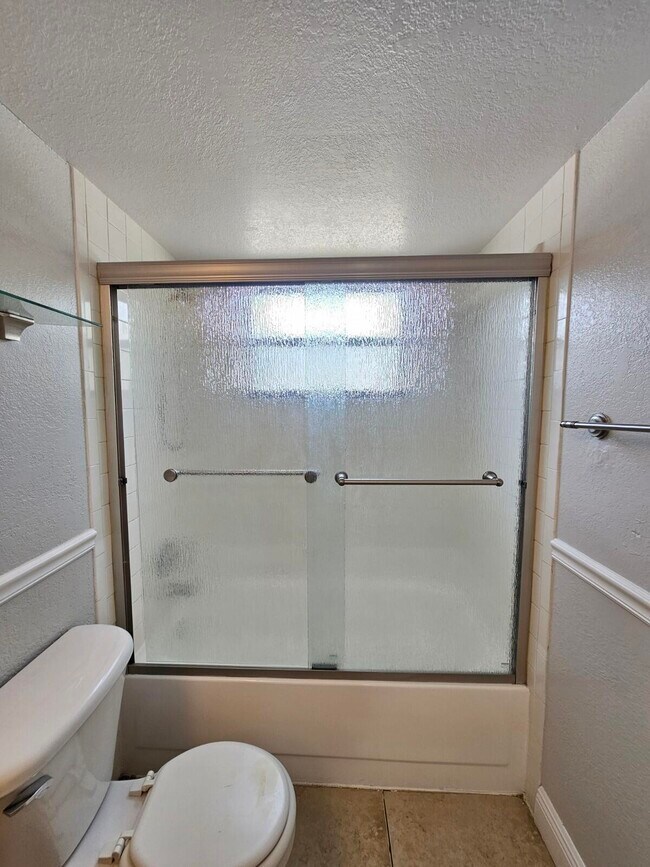 Building Photo - 1453 Lake Crystal Dr