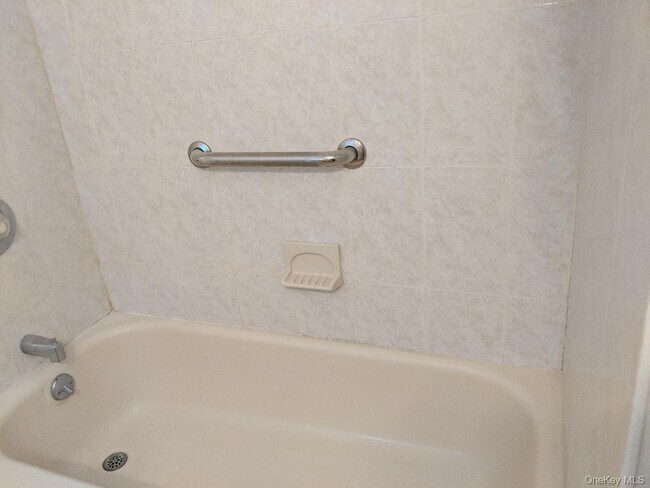 Building Photo - 649 E Beech St