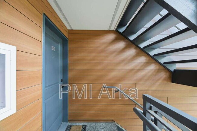 Building Photo - 12107 NE Bel Red Rd