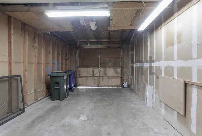 Building Photo - Unit B7