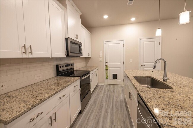 Building Photo - 309 Fairchild Wy