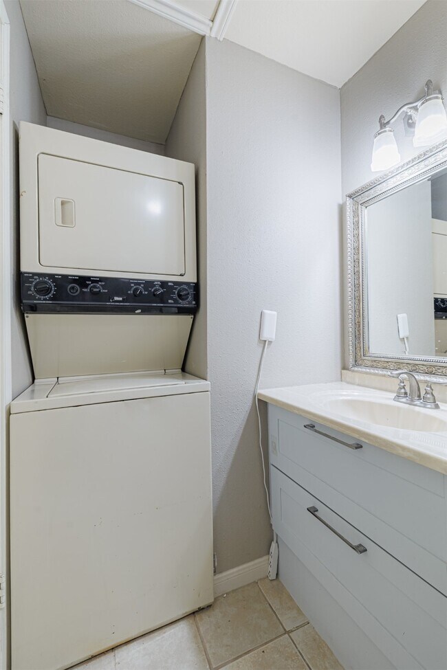 Building Photo - 726 Bering Dr