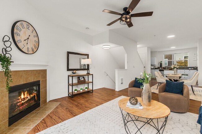 Building Photo - Spacious 2-Bed, 2-Bath Townhome Near Lynnwood & Mill Creek – Modern Comfort & Prime Location!