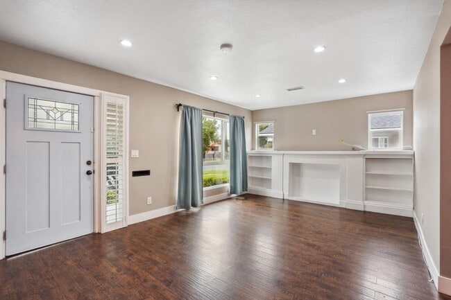 Building Photo - 1133 W 78th St