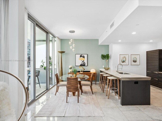 Building Photo - 200 Biscayne Blvd Way