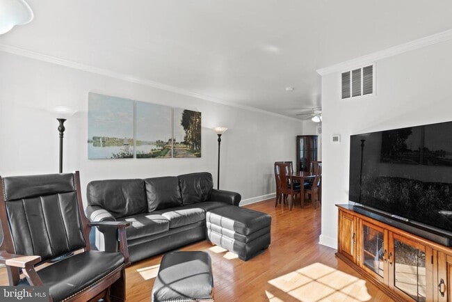 Building Photo - 510 E Nelson Ave