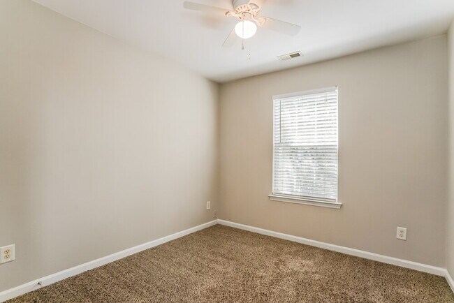 Building Photo - 4001 Laurel Glen Dr