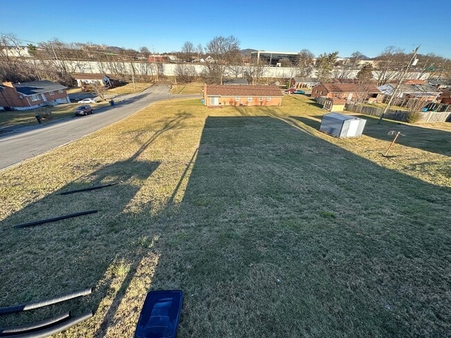 Building Photo - 2757 Meadowview Dr NW