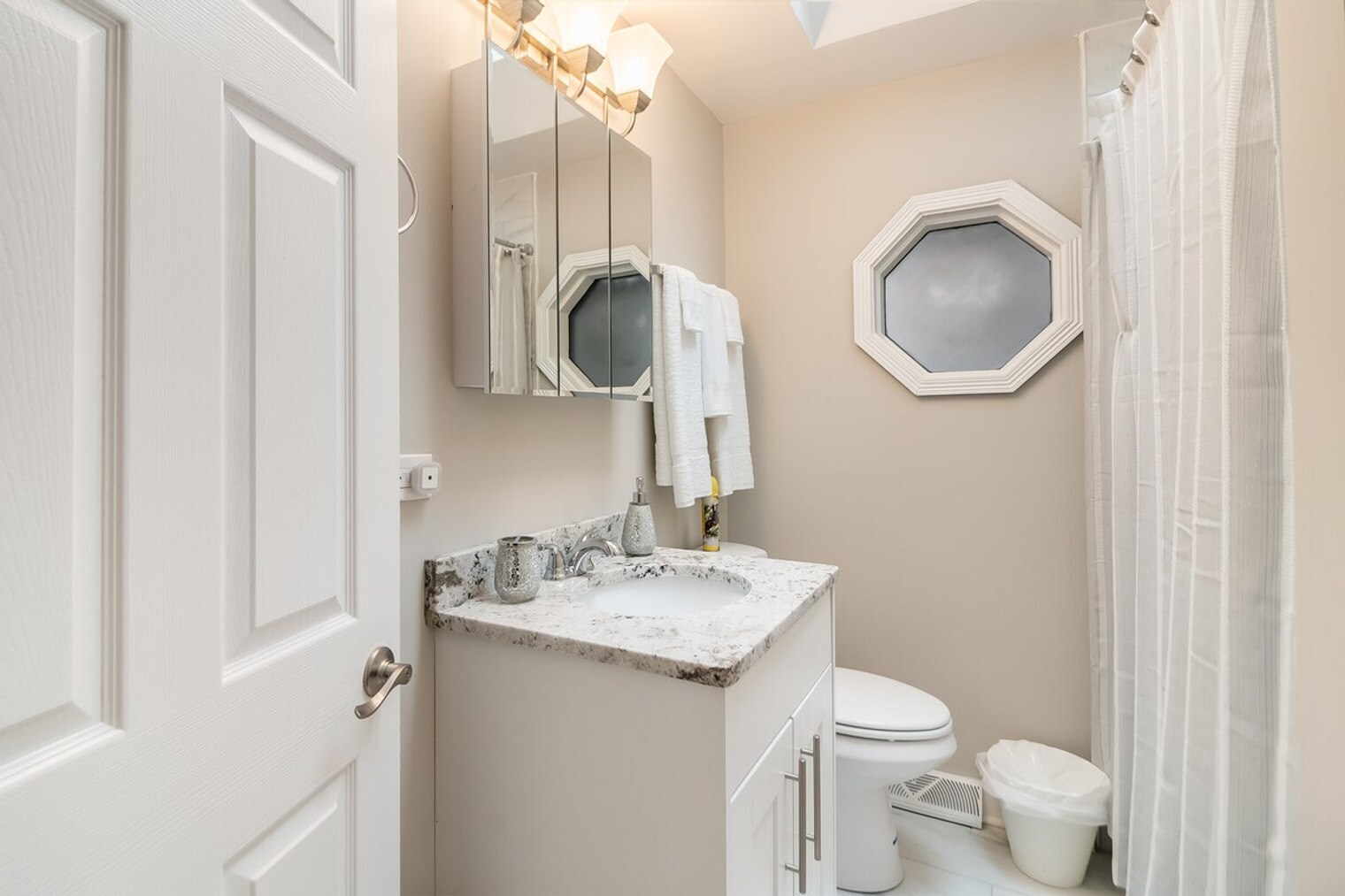 Building Photo - 823 Jay St