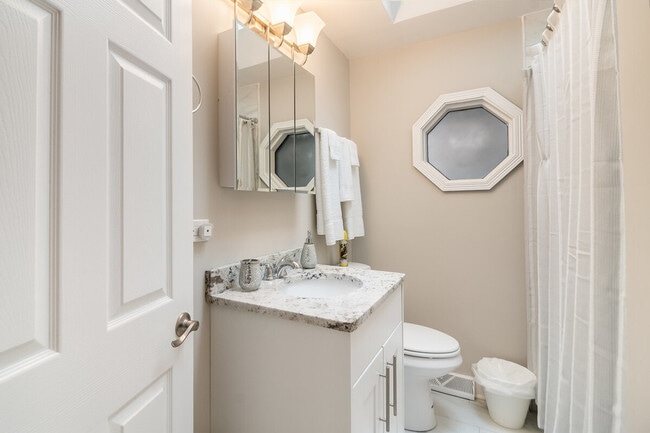 Building Photo - 649 Edgebrook Terrace