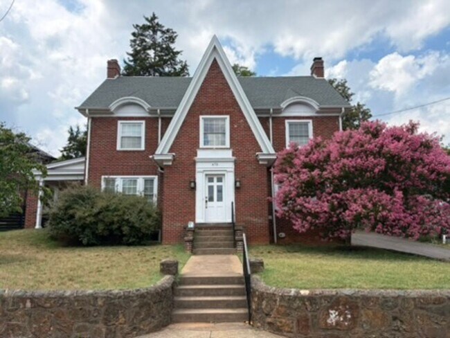 Building Photo - Beautiful North Downtown Residence with Modern Updates and Prime Location