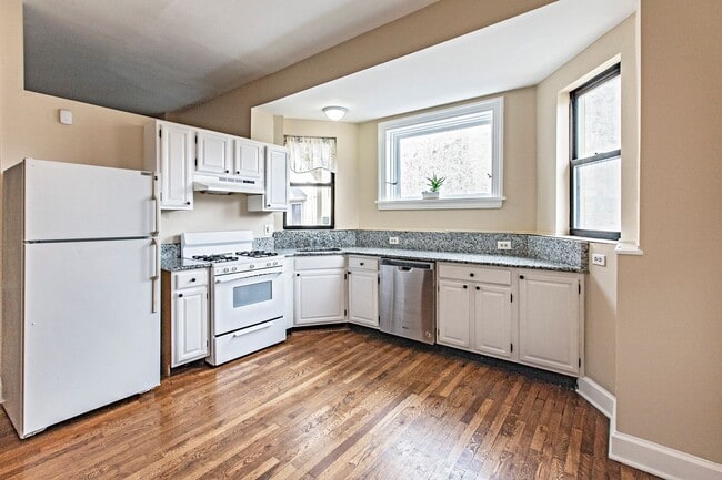 Building Photo - 811 N Van Buren St