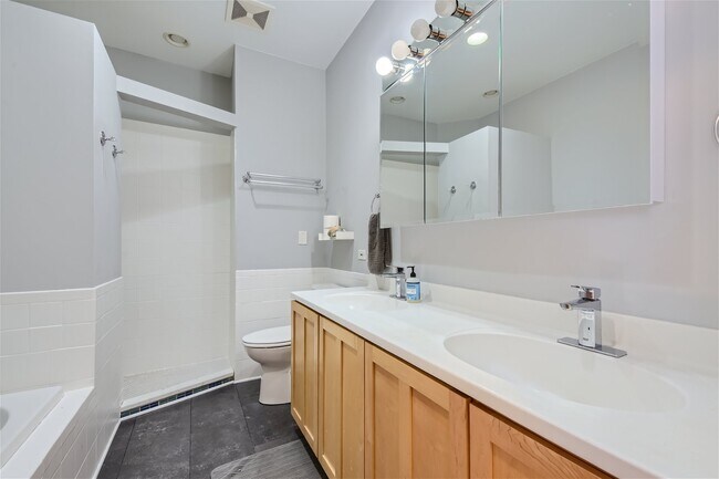 Building Photo - 1410 W Diversey Pky