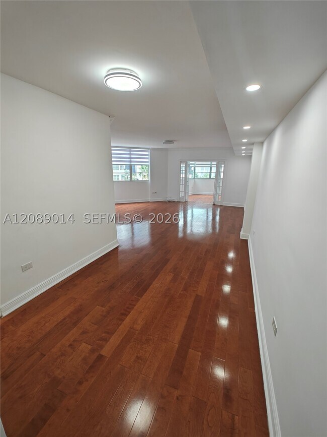 Building Photo - 825 Brickell Bay Dr
