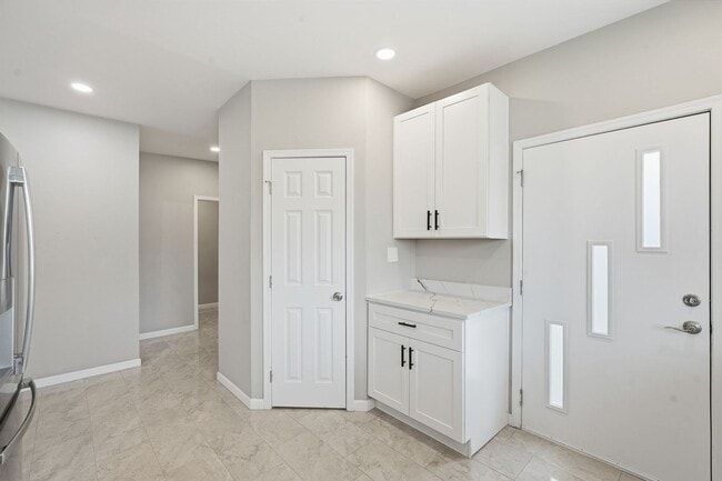 Building Photo - Bright, Fresh & Pet-Friendly — 3BR Retreat Minutes from U of A