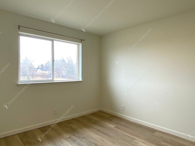 Building Photo - Bright Redmond Duplex — Steps from Umatilla Sports Complex, Garage & Fenced Yard