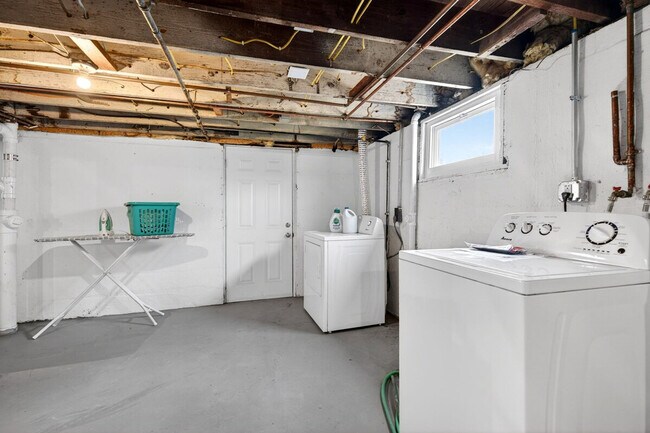 Building Photo - 146 W Felton Ave