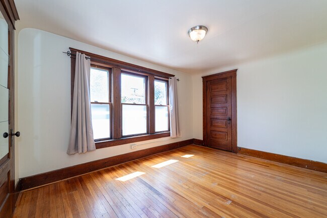 Building Photo - 117 Adams St