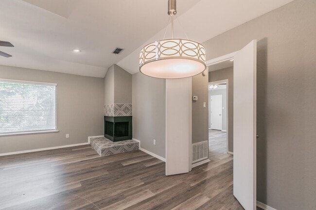 Building Photo - COMING SOON! FULLY REMODELED 2 bedroom, 2 ...
