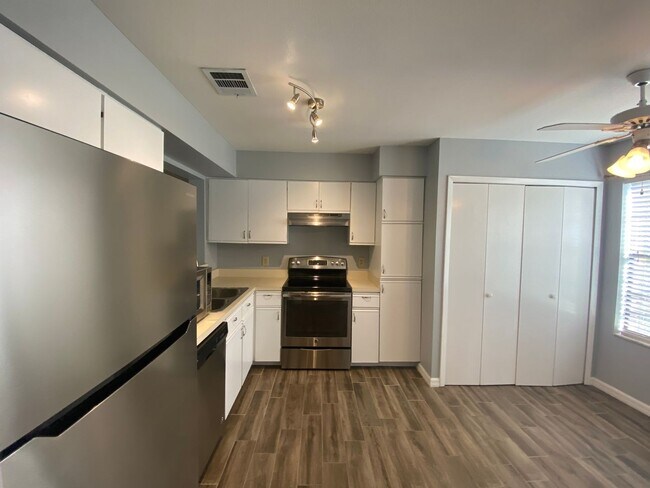 Building Photo - 3/2.5 IN BEACON HILL WITH BRICK FIREPLACE