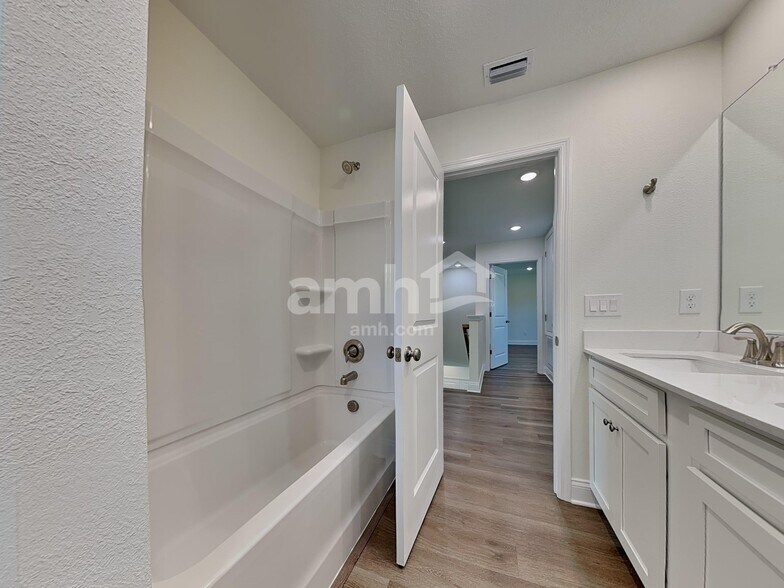 Building Photo - 2508 Feather Crst Dr