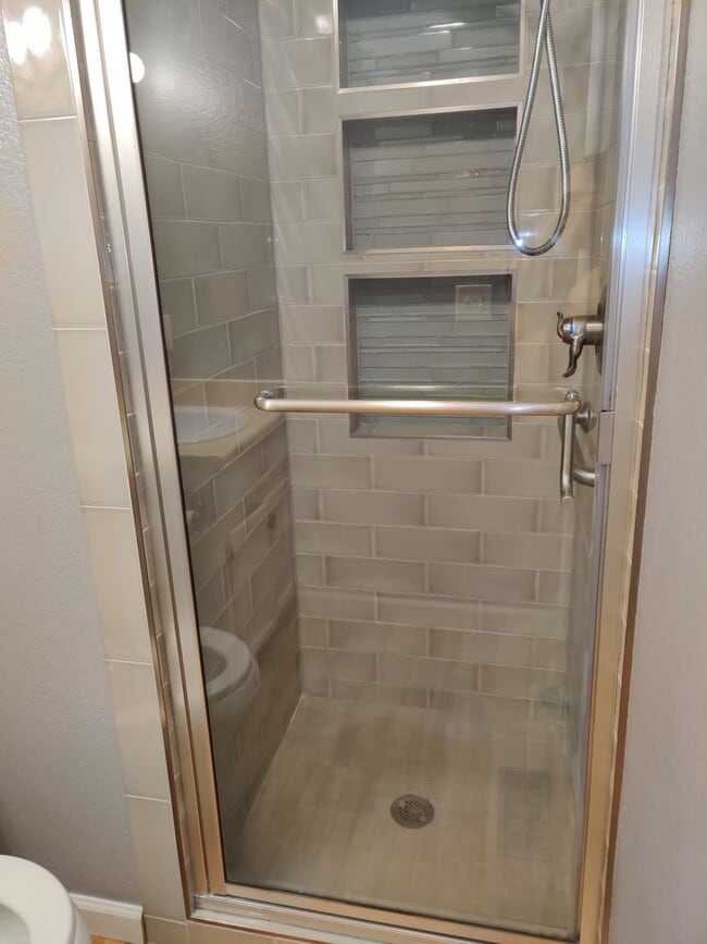 Building Photo - Great 2 bedroom single level townhome in quiet neighborhood