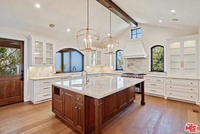 Building Photo - 5561 Horizon Dr