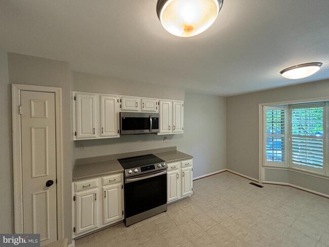 Building Photo - 2113 Kings Mill Ct