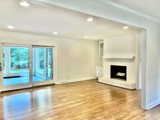 Building Photo - LUXURIOUS LANSDOWNE RETREAT!