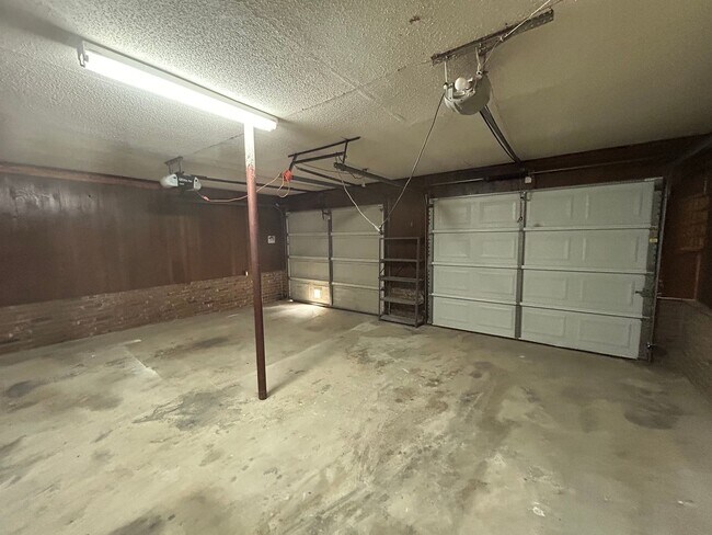 Building Photo - 800 Valhalla Dr