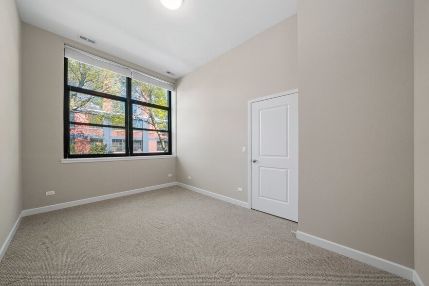 Building Photo - 2200 W Lawrence Ave