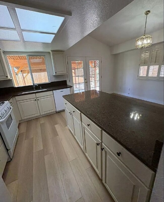 Building Photo - 5870 Coyote Ridge Rd