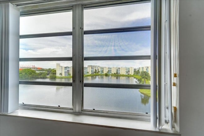 Building Photo - Meadowbrook Lakes View East Condominiums - Dania Beach