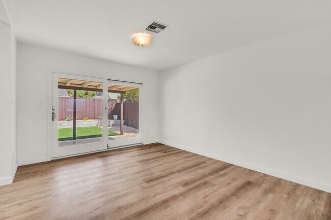 Building Photo - 4820 Cobb Dr
