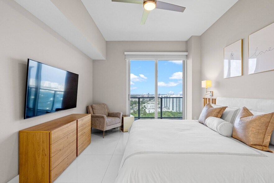 Building Photo - 16385 Biscayne Blvd